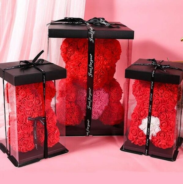 Ours en roses rouges artificielles en boite