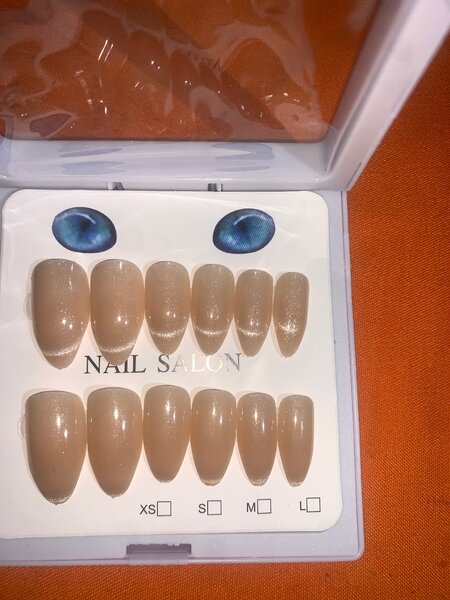 Ongles faux amande nude