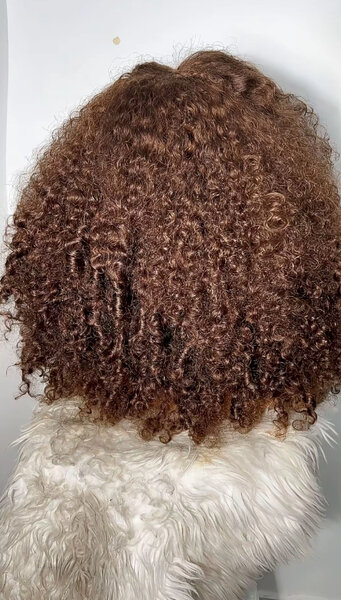 Perruque synthétique marron bouclée