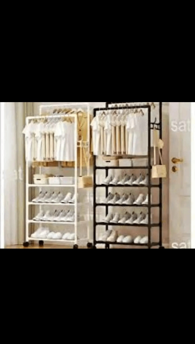 Portant vêtements avec étagères