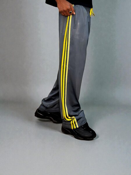 Pantalon Adidas gris avec bandes jaunes