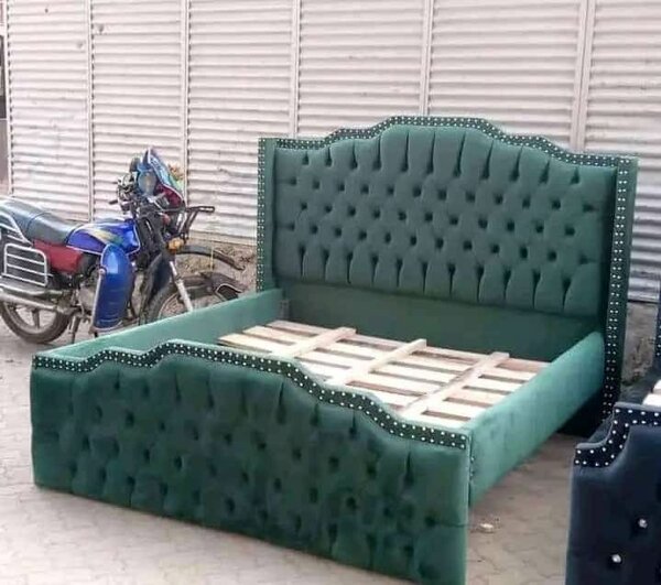 Lit vert capitonné avec tête de lit