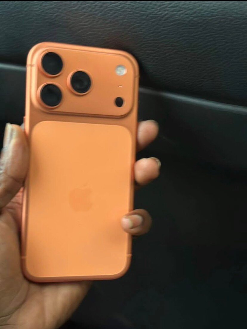 iPhone avec coque de protection orange