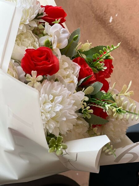 Bouquet de roses rouges et blanches