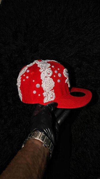 Casquette rouge ornée de perles
