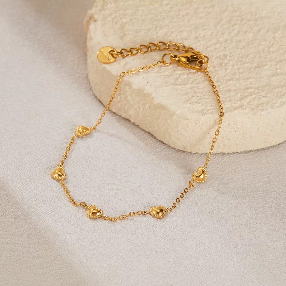 Bracelet en or avec coeurs