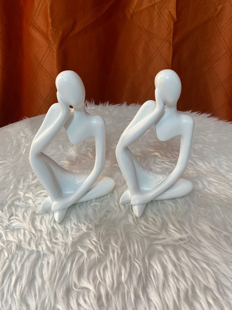 Paire de statues décoratives en céramique blanche