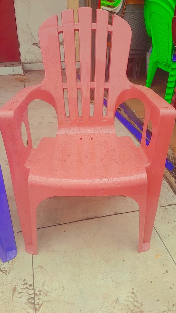 Chaises en plastique résistantes