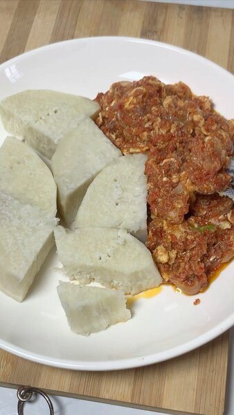 Délice d'igname avec sauce tomate