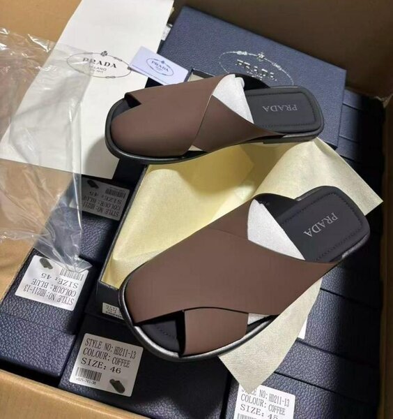 Sandales en cuir pour homme Prada, Berluti, Louis Vuitton