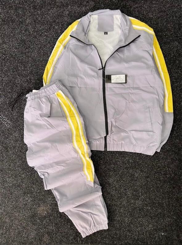 Ensemble survêtement gris avec détails réfléchissants