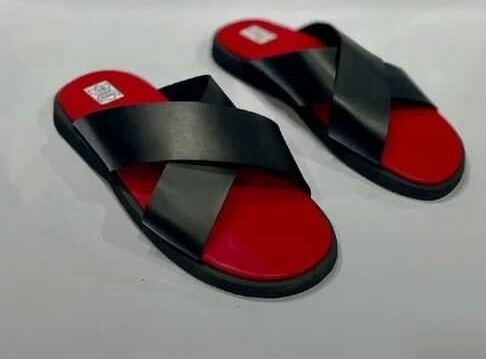 Sandales rouges et noires élégantes