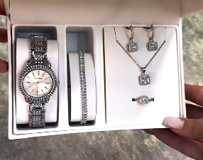 Комплект с наручными часами для женщин