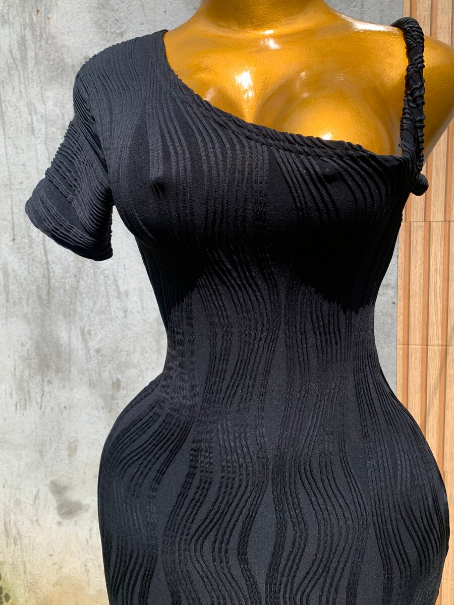 Robe Noire Asymétrique Élégante