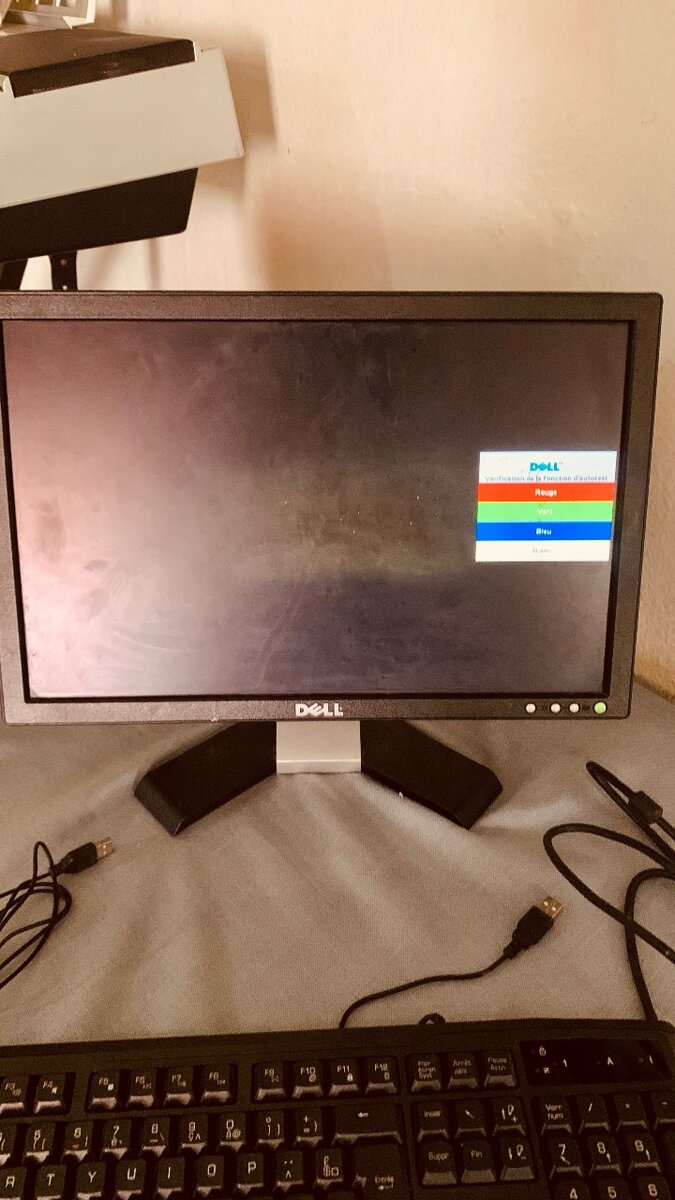 Moniteur Dell avec clavier et souris