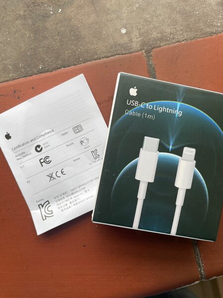 iPhone type c , lightning cable