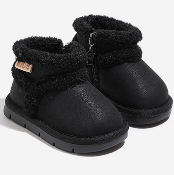 Угги для малышей — это уют и тепло, обнимающие маленькие ножки в холодные дни.