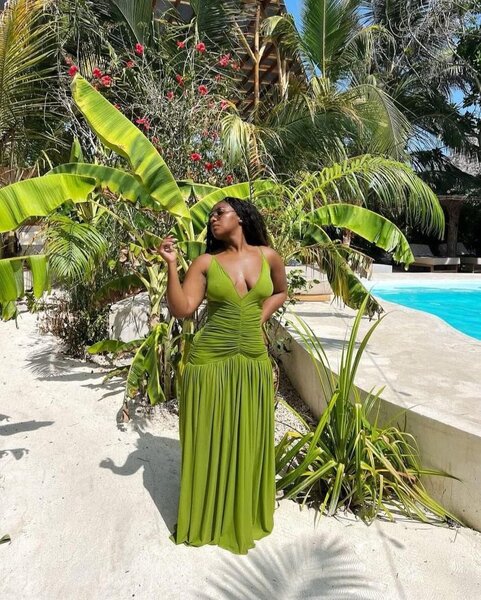 Robe élégante dos nu