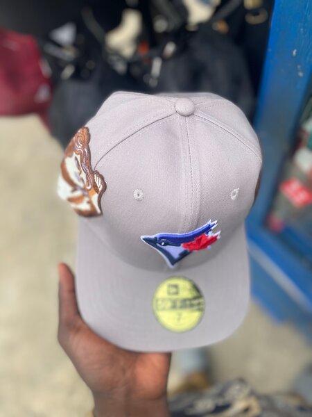 Casquette grise motif brodé