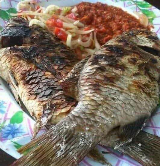 Plat de poissons grillés et sauce