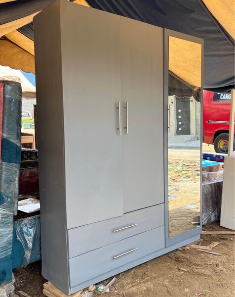 Armoire dressing gris moderne avec miroir