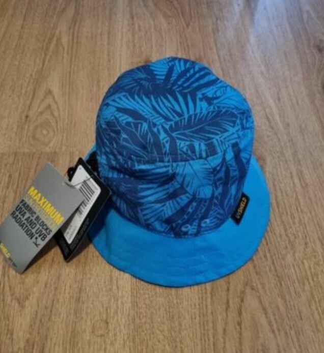 Set de tongs et chapeau tropical