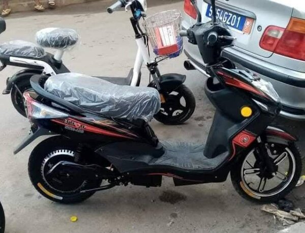 Trottinette électrique noir rouge pliable