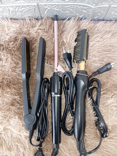 Boucleur, lisseur, peigne