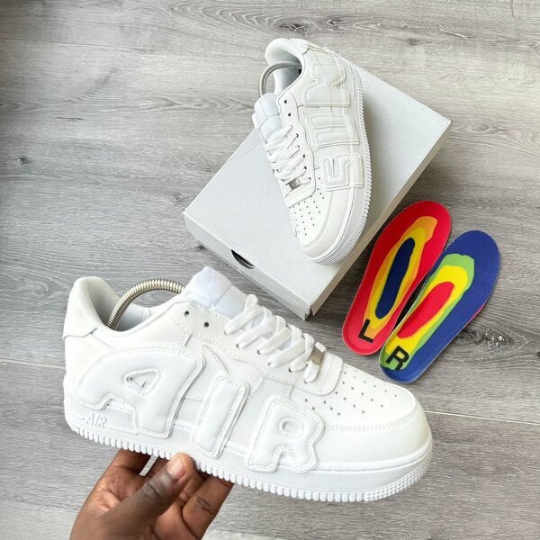 Baskets blanches en relief