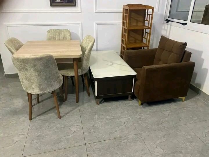 Ensemble table et chaises en bois