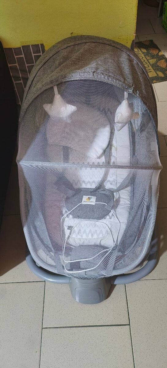 Transat bébé gris avec balançoire