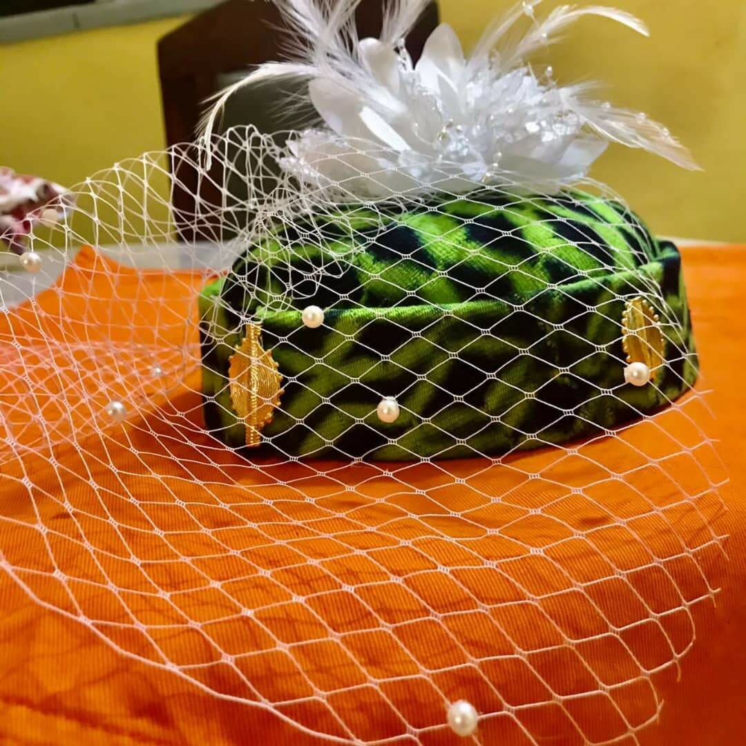 Chapeau élégant avec plumes