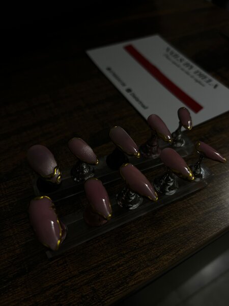 Press on nails minimaliste or