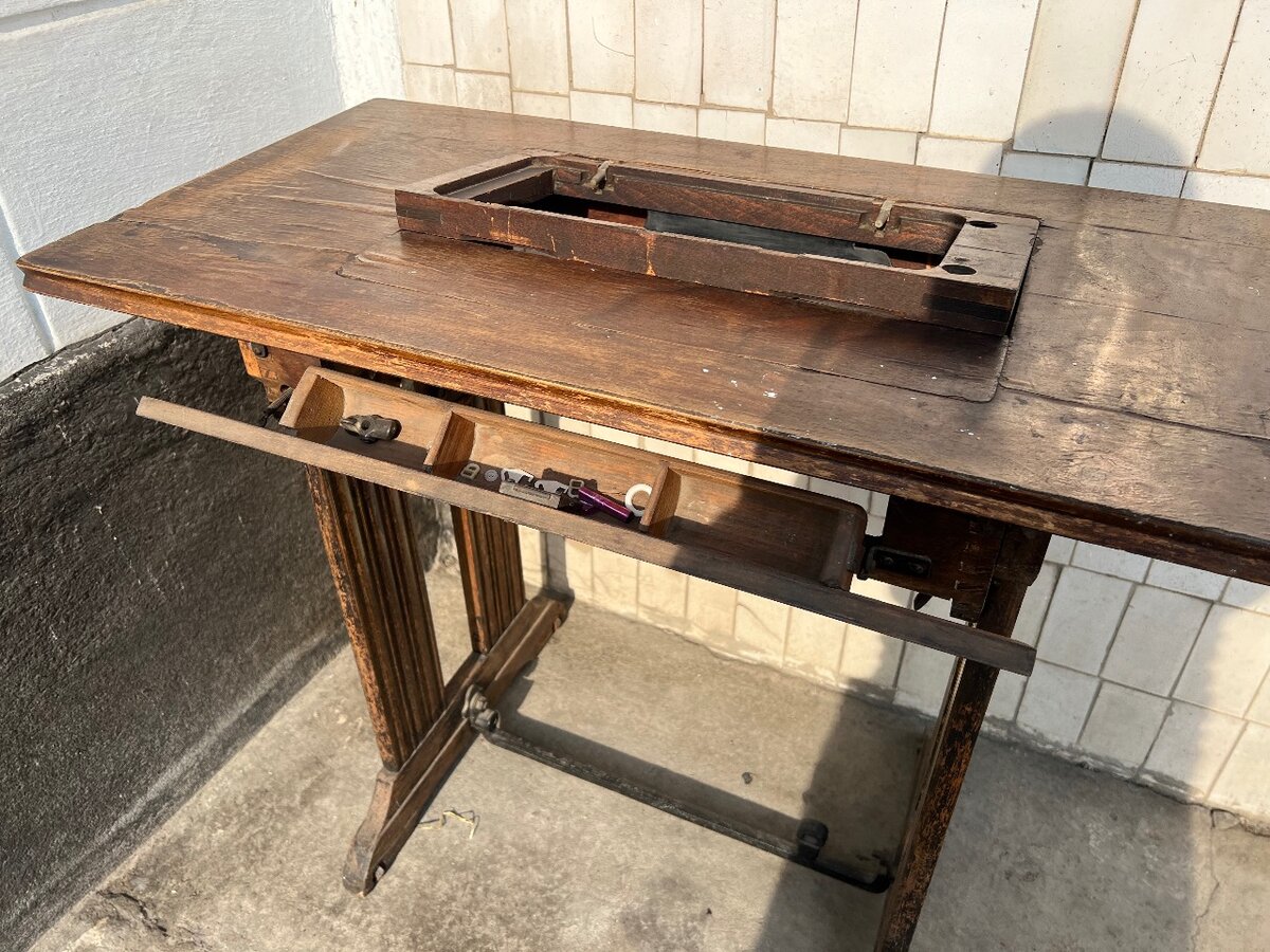 Деревянный стол от швейной машинки