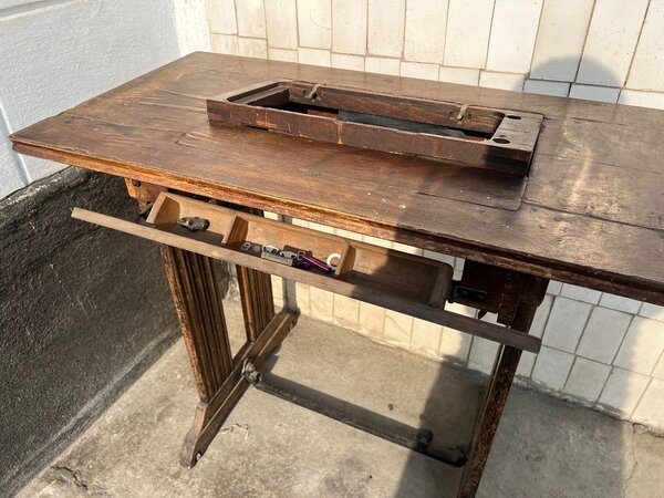 Деревянный стол от швейной машинки