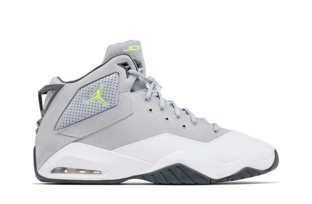 Chaussures de basketball grises