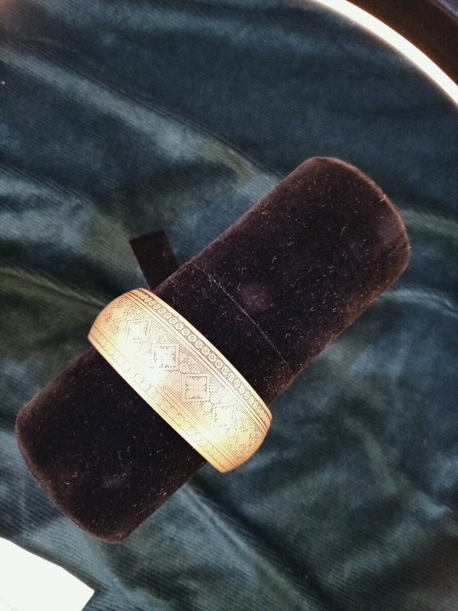 Antic style bracelate