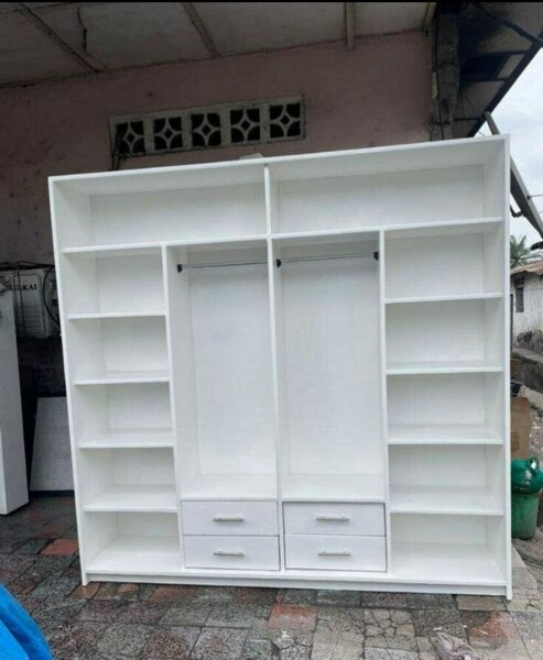 Armoire blanche spacieuse