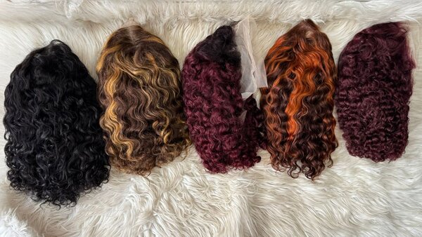 Perruque bouclée colorée