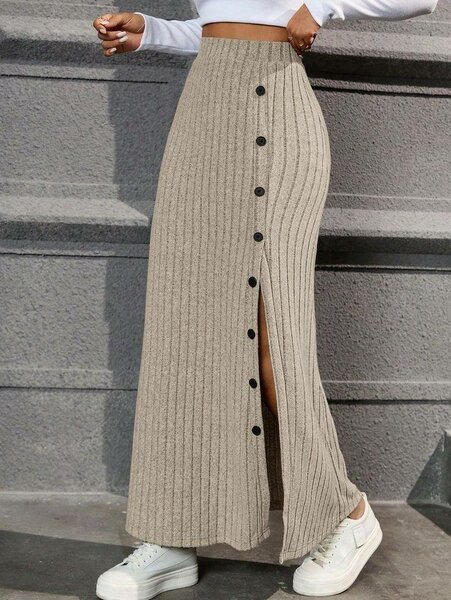 Jupe longue boutonnée en tricot beige
