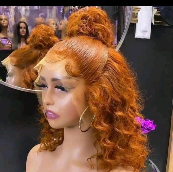 Perruque en dentelle bouclée