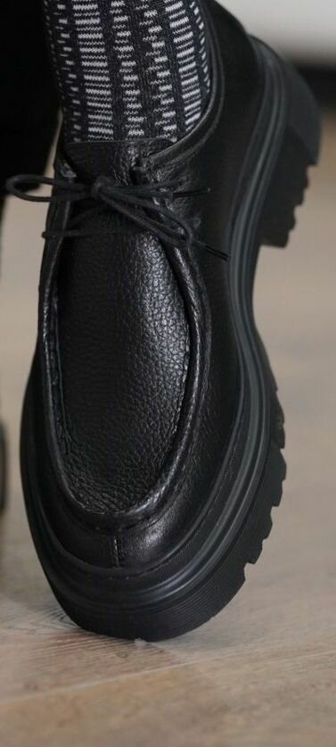 Chaussures en cuir noir robustes