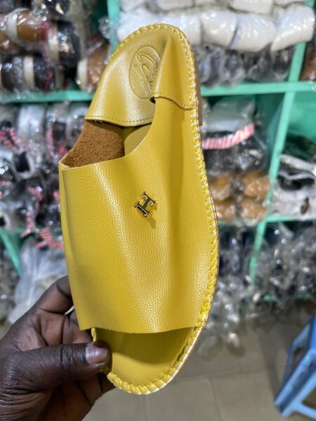 Sandales en cuir jaune élégantes