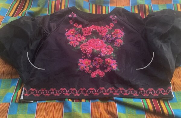 Top noir brodé de fleurs