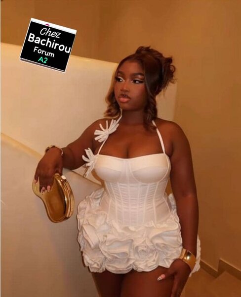 Robe blanche corset avec volants