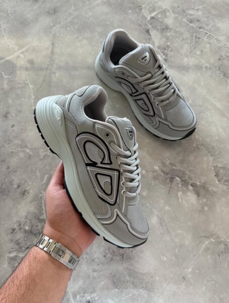 Baskets de sport grises élégantes