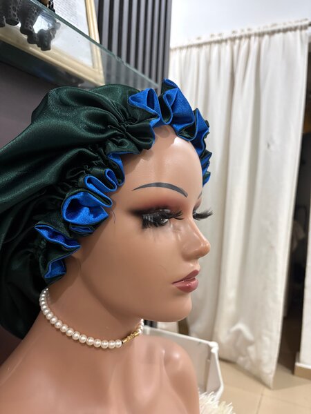 Bonnet en satin réversible