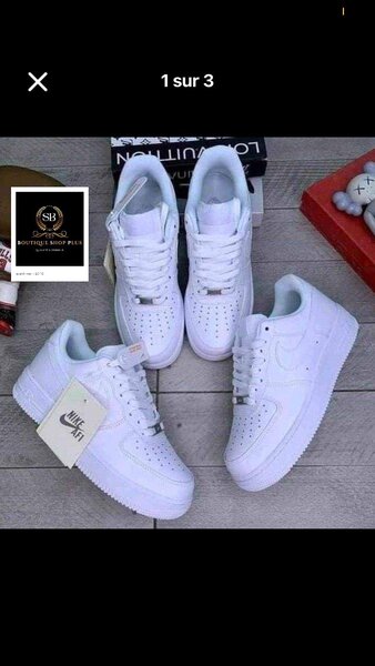 Basket NIKE AIR FORCE  couleurs blanche et noir authe