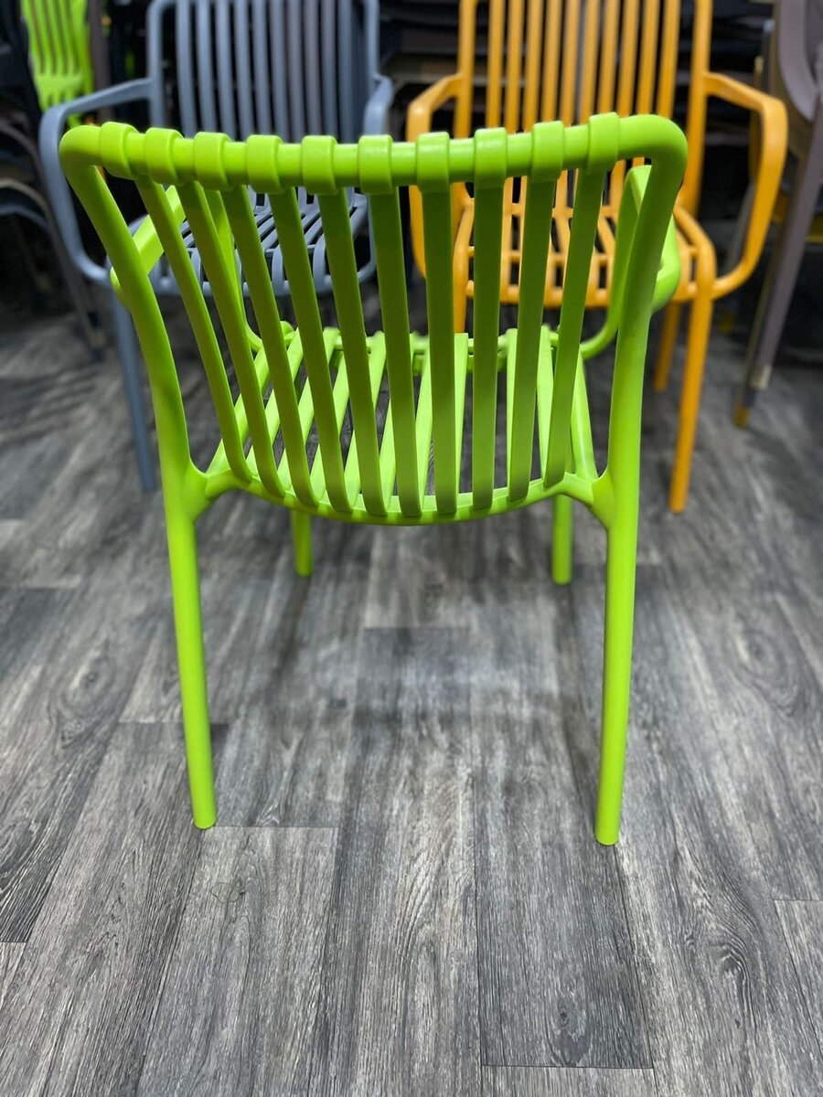 Chaise en plastique vert pour extérieur