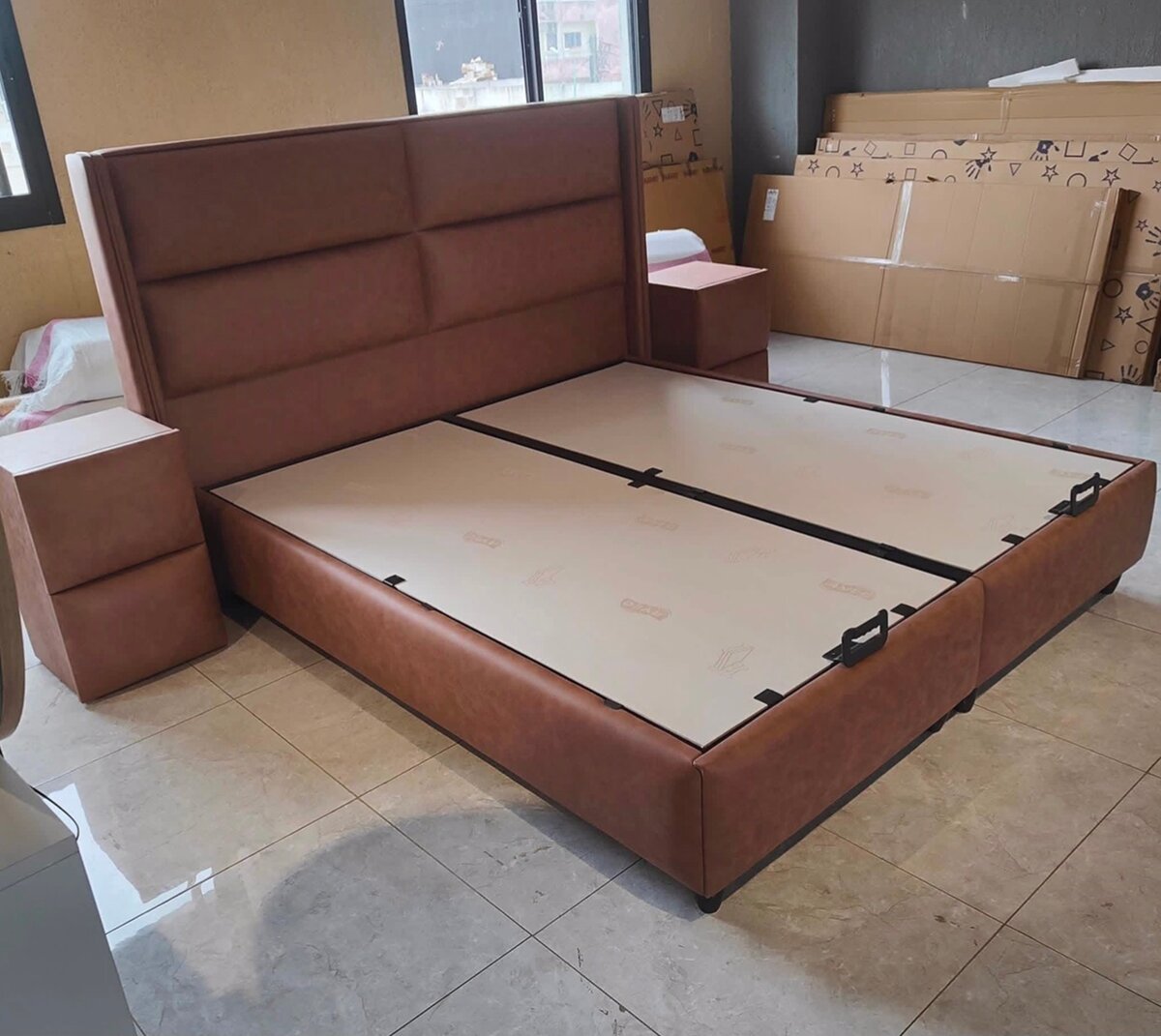 Lit avec coffre de rangement en cuir marron